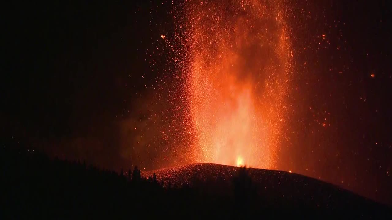 加那利群岛拉帕尔马火山喷发的熔岩视频素材