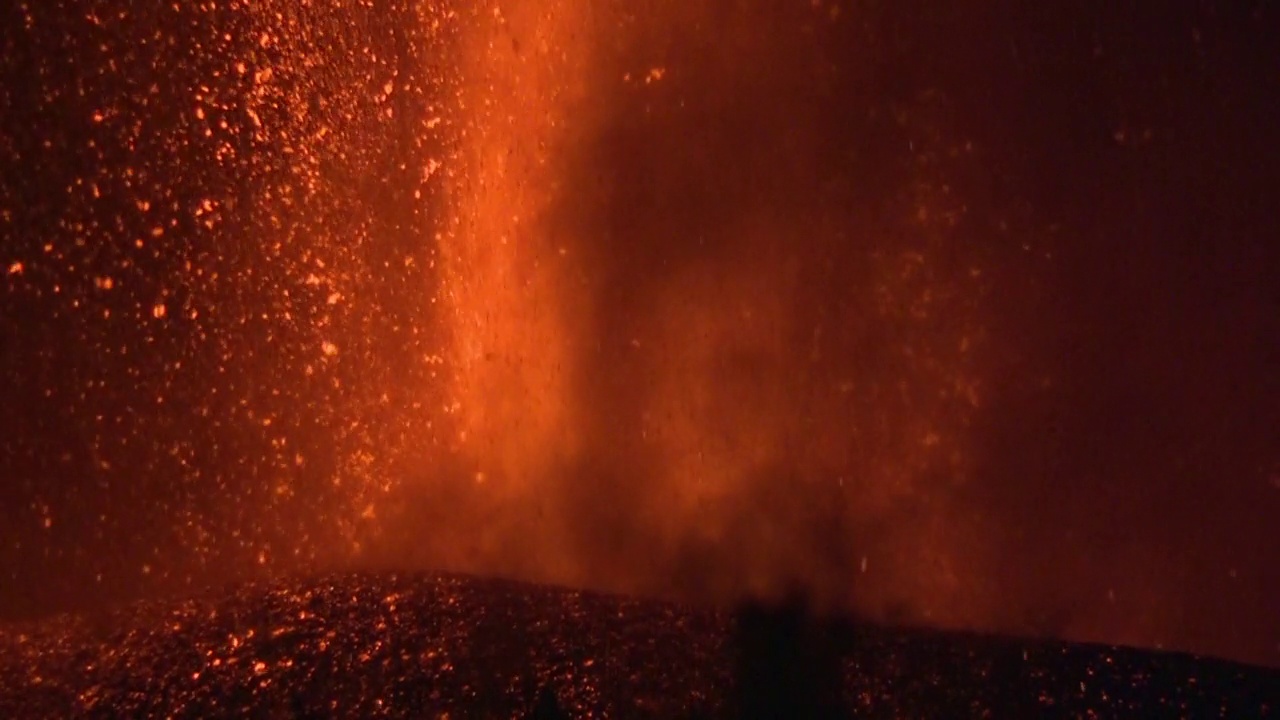 加那利群岛拉帕尔马火山喷发的熔岩视频素材