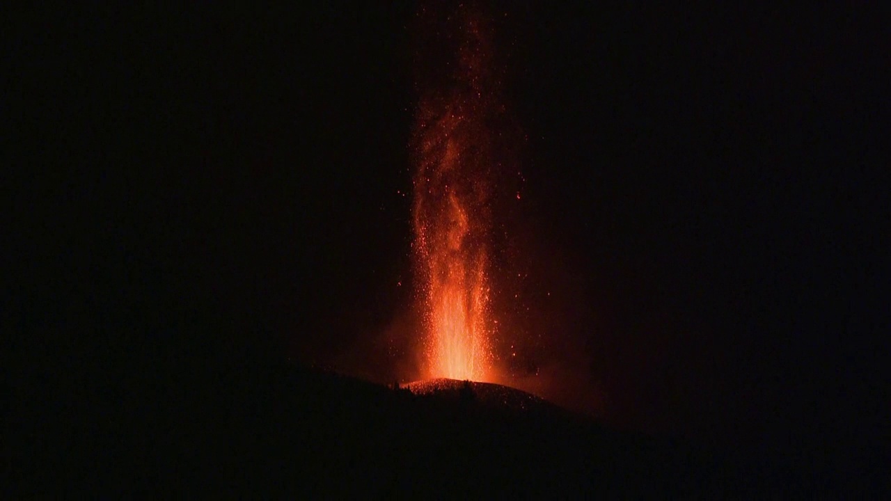 加那利群岛拉帕尔马火山喷发的熔岩视频素材