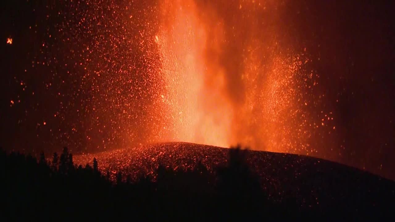 加那利群岛拉帕尔马火山喷发的熔岩视频素材