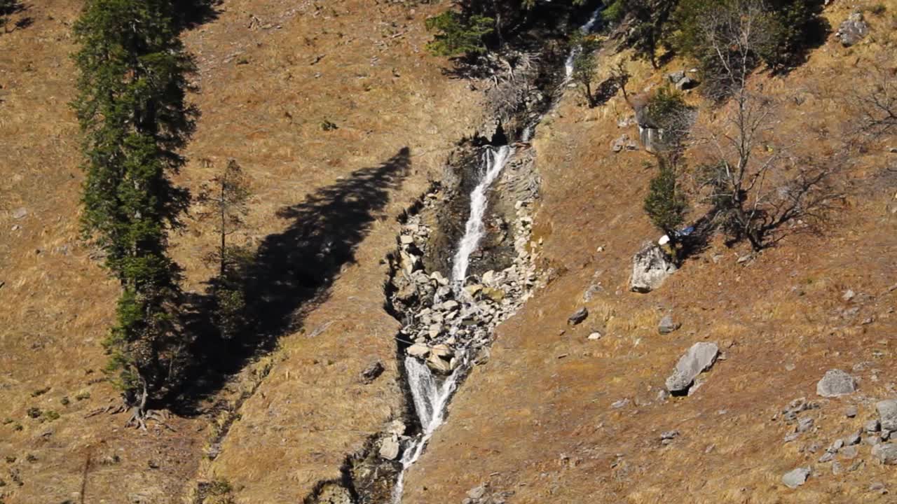 这是印度喜马偕尔邦马纳里索朗山谷的瀑布视频素材