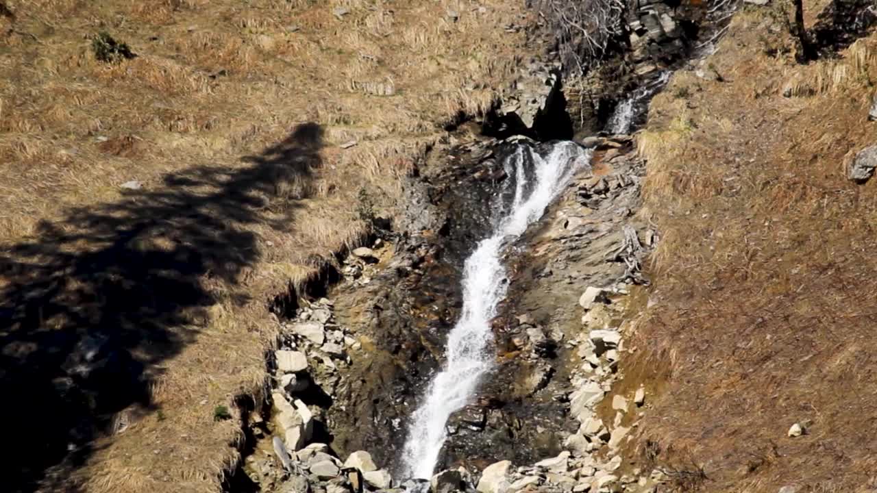这是印度喜马偕尔邦马纳里索朗山谷的瀑布视频素材