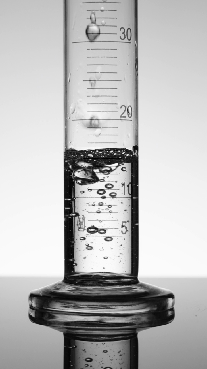 垂直科学家将液体倒入量筒视频素材