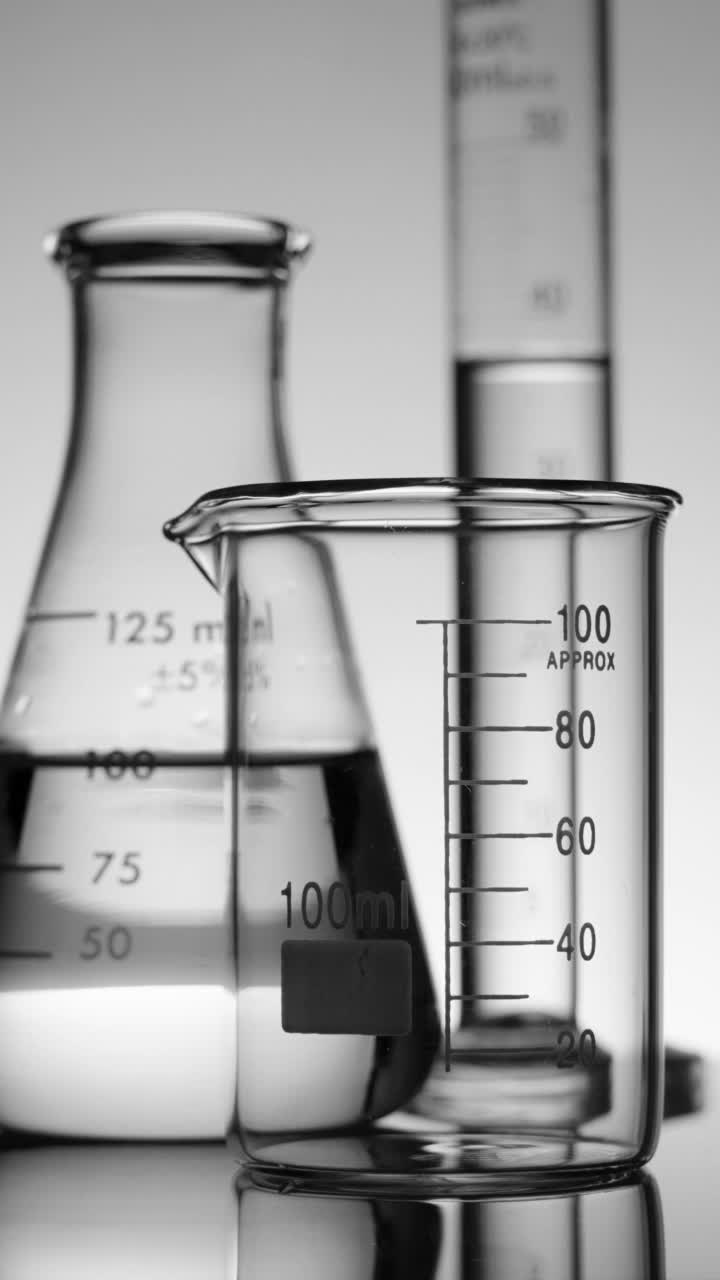 垂直科学家将液体倒入试管中视频素材