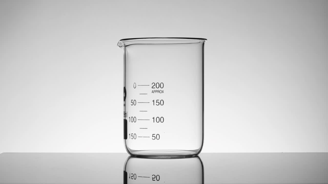 科学家将液体倒入烧杯视频素材