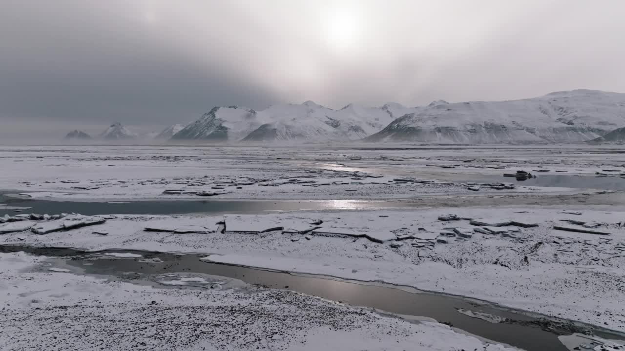 冰雪峡湾冰岛在冬季无人机飞行日落4K视频第三部分视频素材