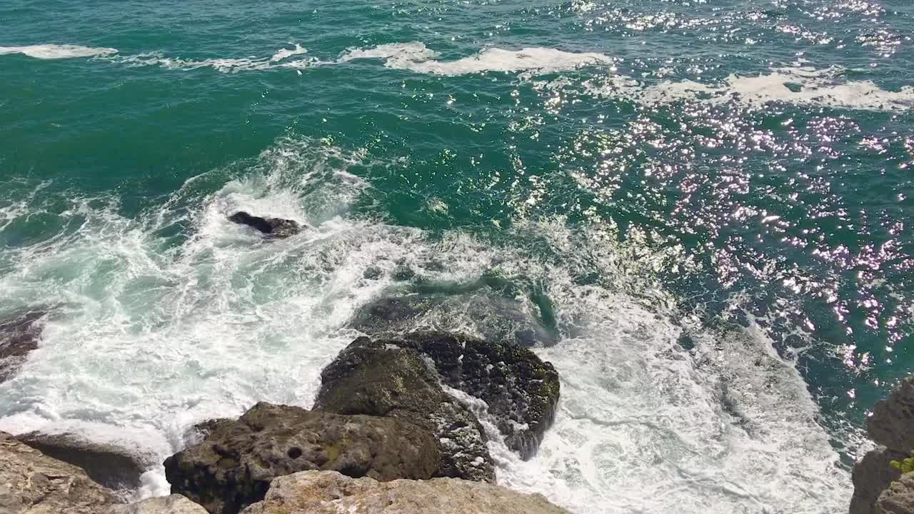 巨浪撞击海岸岩层的慢动作视频下载