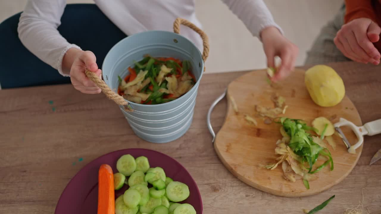 母亲教女儿做饭视频素材