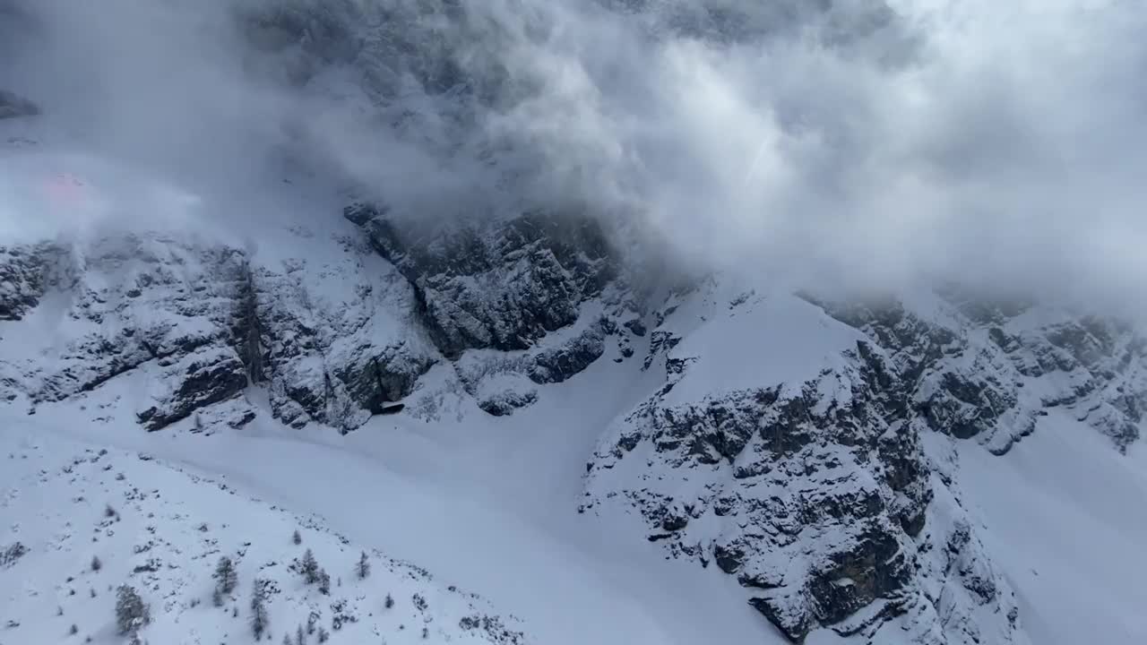 冬季鸟瞰高山。树木和小山被雪覆盖着。视频素材