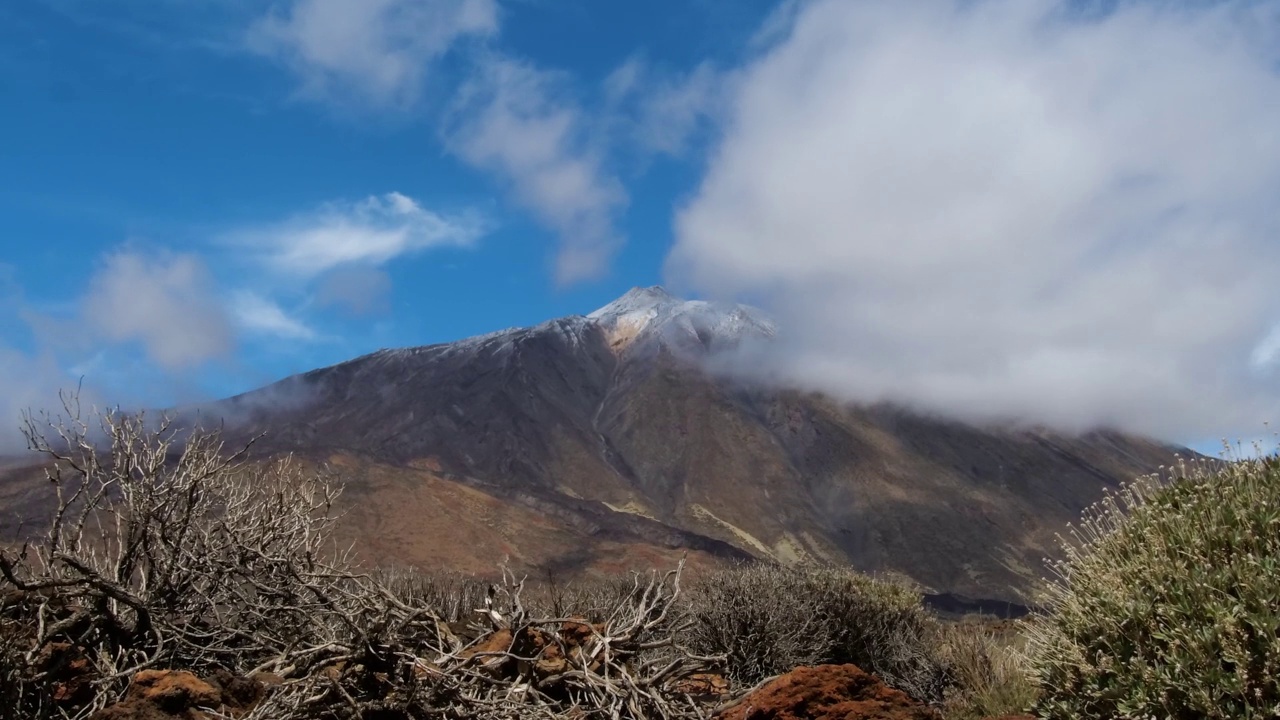 在特内里费，加那利群岛，西班牙的埃尔泰德火山的云的时间推移拍摄视频素材