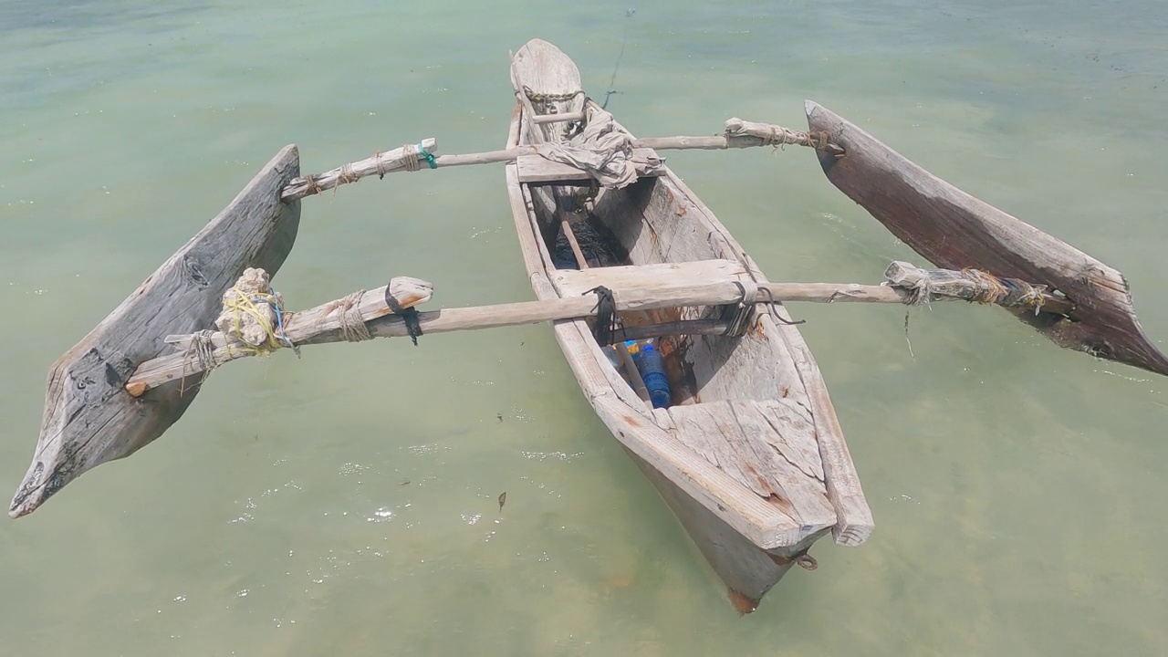 坦桑尼亚，桑给巴尔岛——船在海岸附近的海洋中视频素材