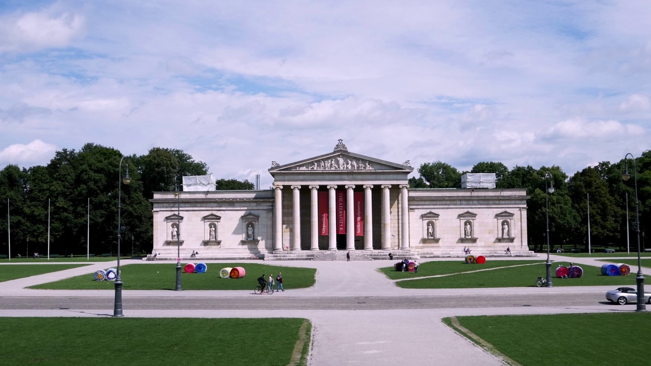 慕尼黑Königsplatz (Koenigsplatz, Konigsplatz, King's Square)上的雕文视频素材