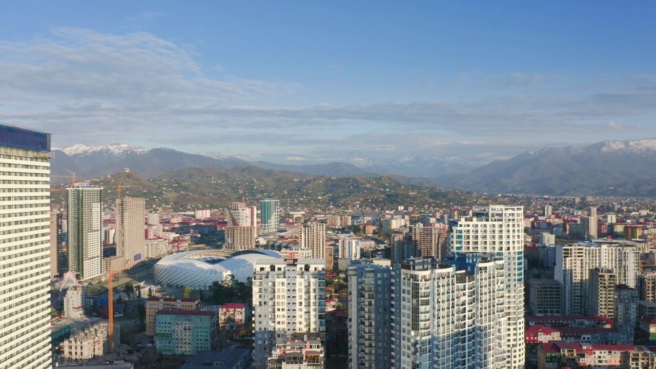 阿加拉山脉和巴统城市景观鸟瞰图视频素材