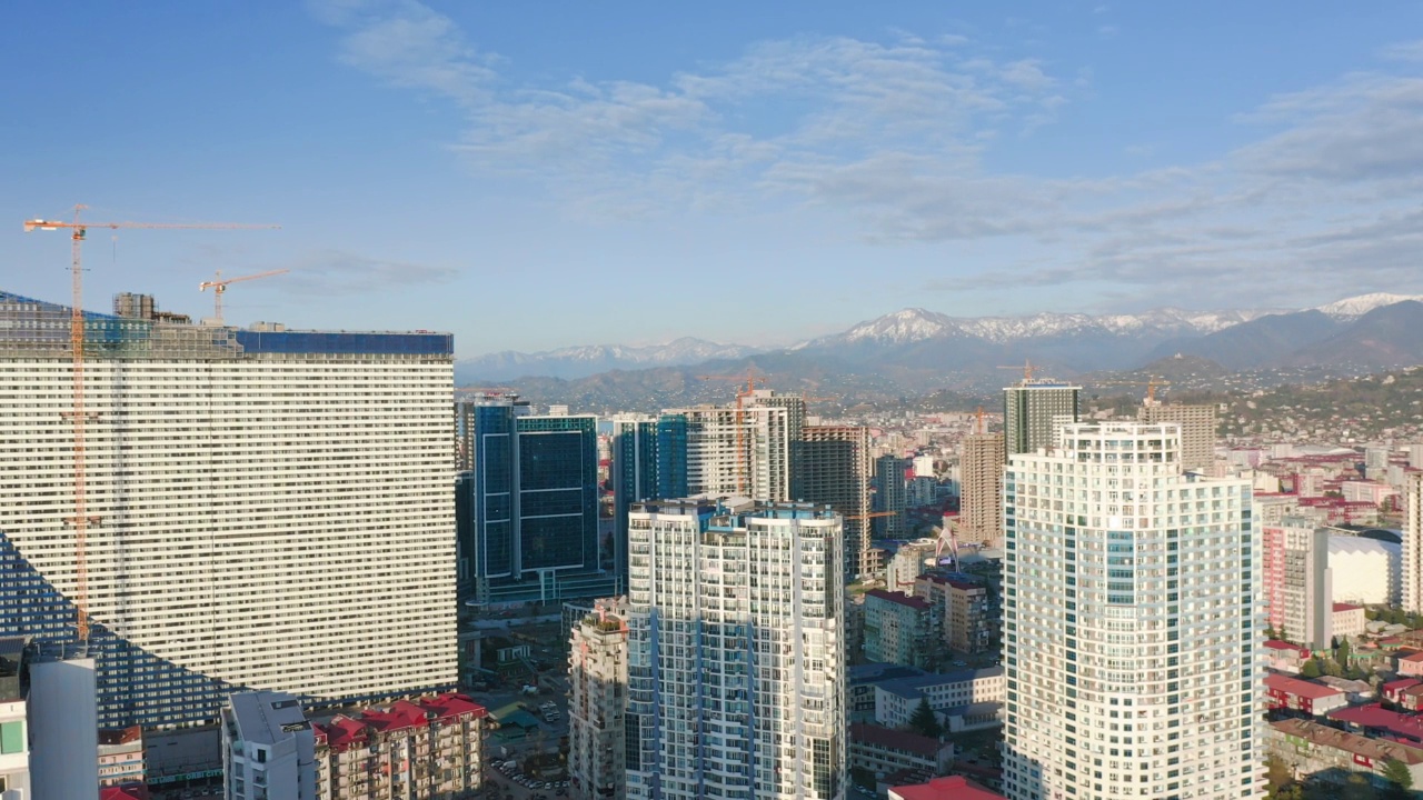 阿加拉山脉背景下的巴统城市景观视频素材