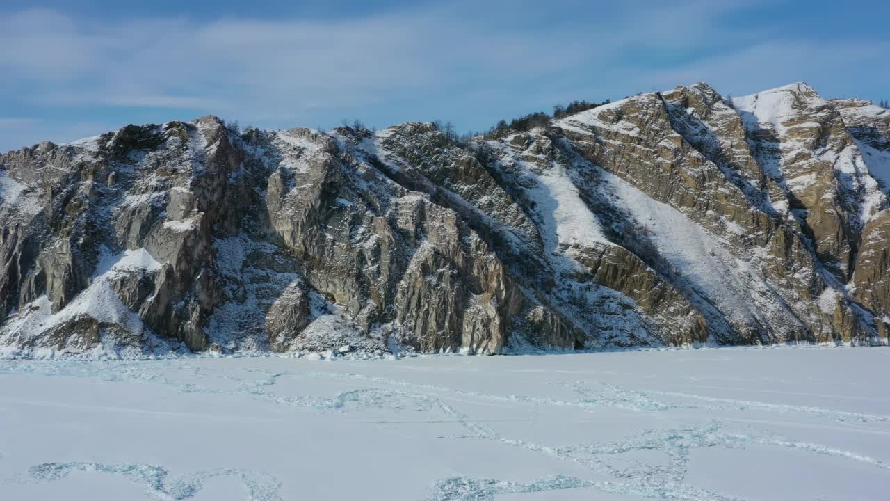 位于贝加尔湖奥尔洪岛的岩石海岸视频素材