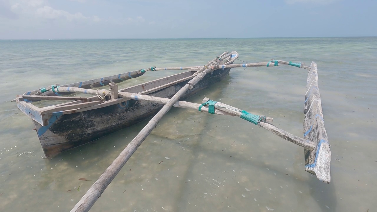 坦桑尼亚桑给巴尔岛海岸附近的海洋中的船视频素材