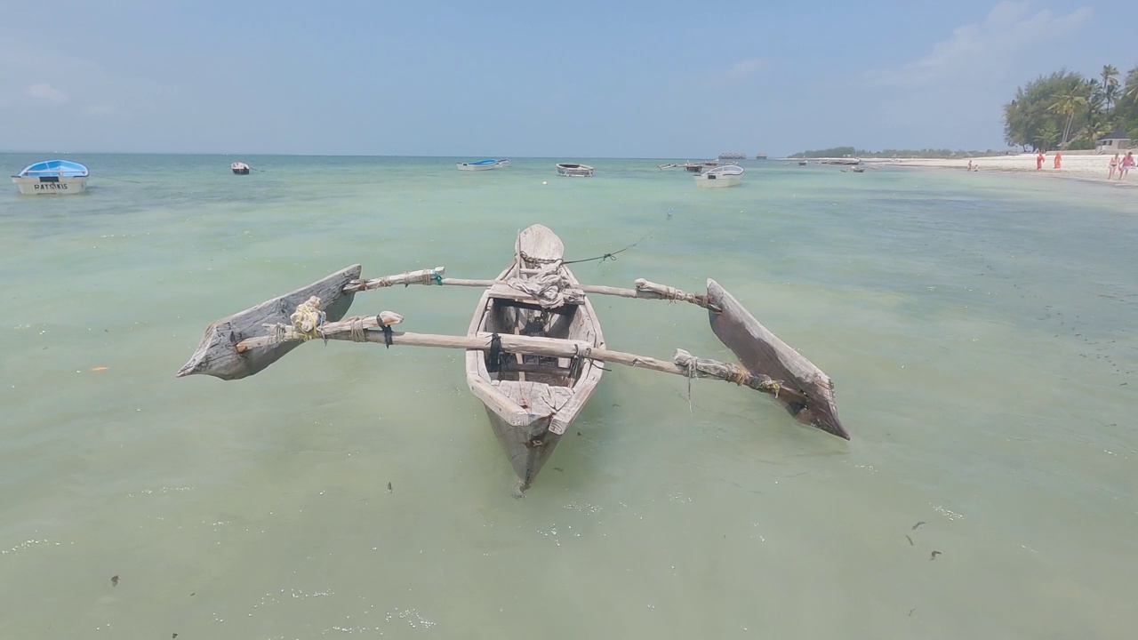 坦桑尼亚桑给巴尔沿海海景——岸边的小船视频素材