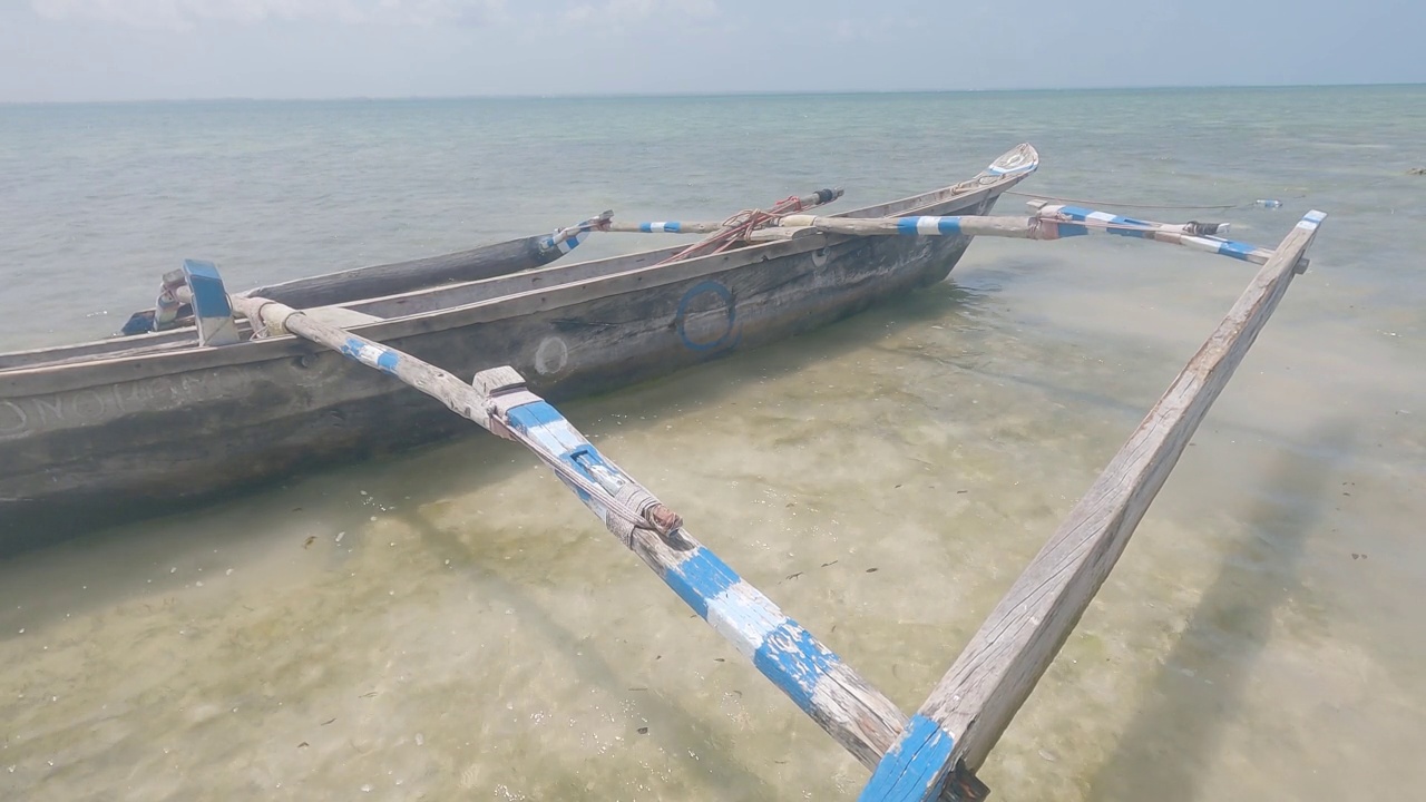 坦桑尼亚桑给巴尔沿海海景——岸边的小船视频素材