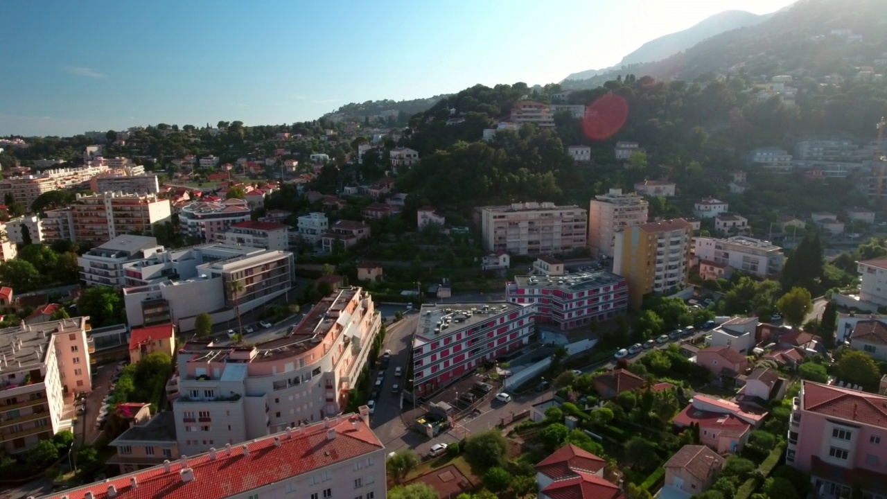 俯拍的住宅建筑在城市山上对着天空-摩纳哥视频素材