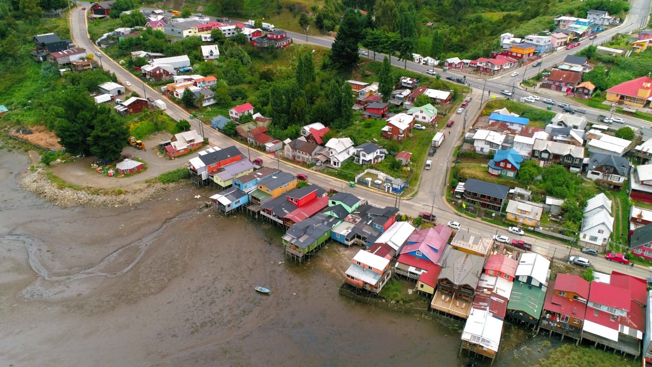 空中拍摄的住宅在城镇，无人机飞行在潮湿的海滩景观-卡斯特罗，智利视频素材