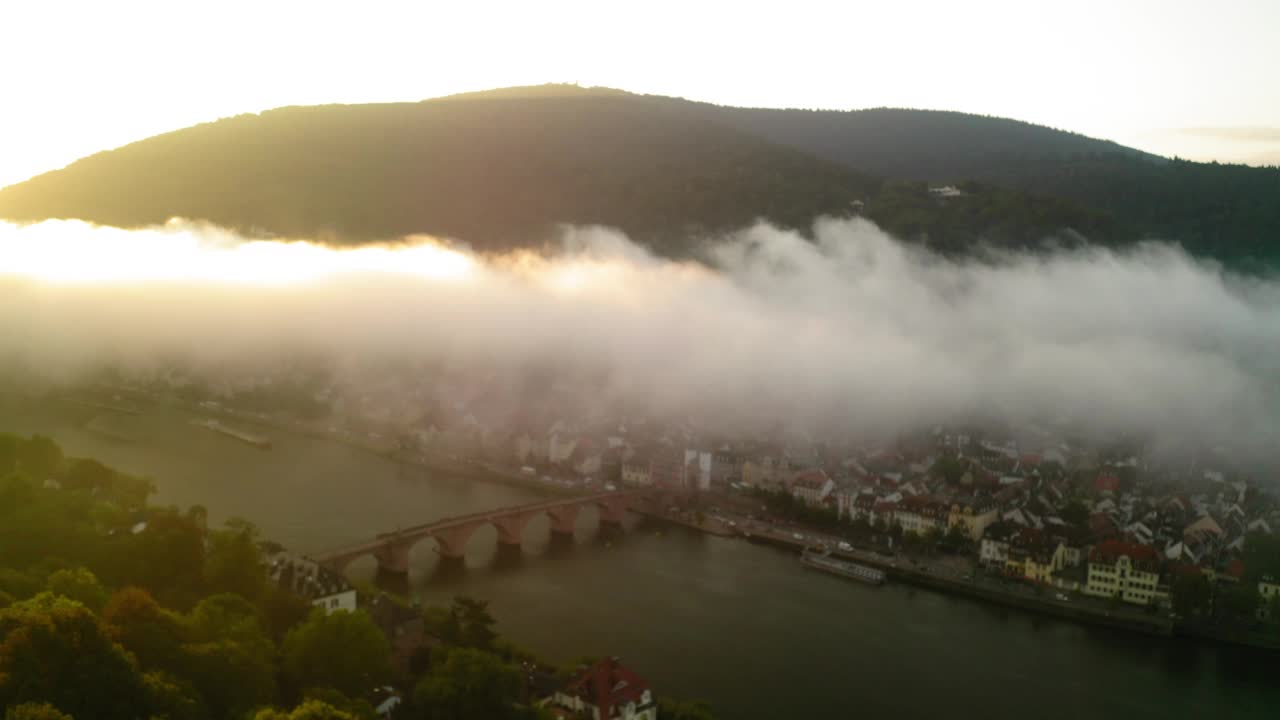 在河中桥的空中美景，无人机在云中向前飞行-海德堡，德国视频素材