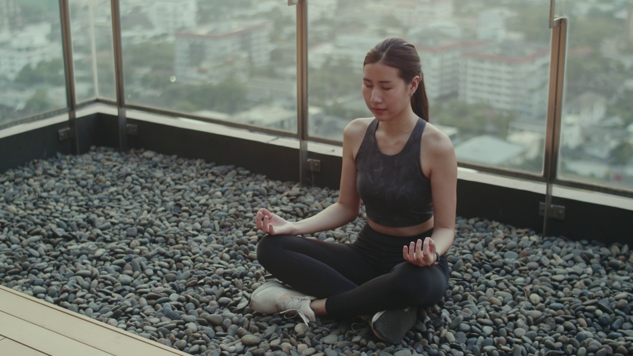 年轻女子在屋顶冥想。视频素材