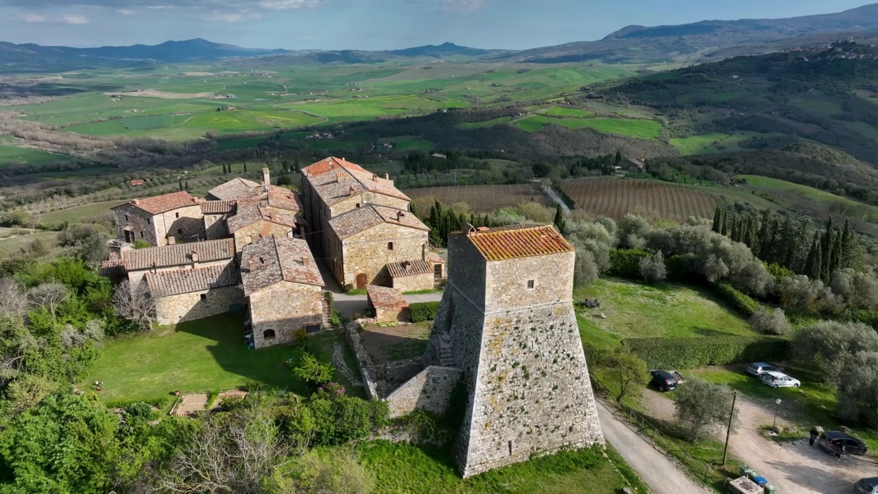 意大利托斯卡纳，俯瞰瓦尔德奥西亚的Vignoni Alto村视频素材