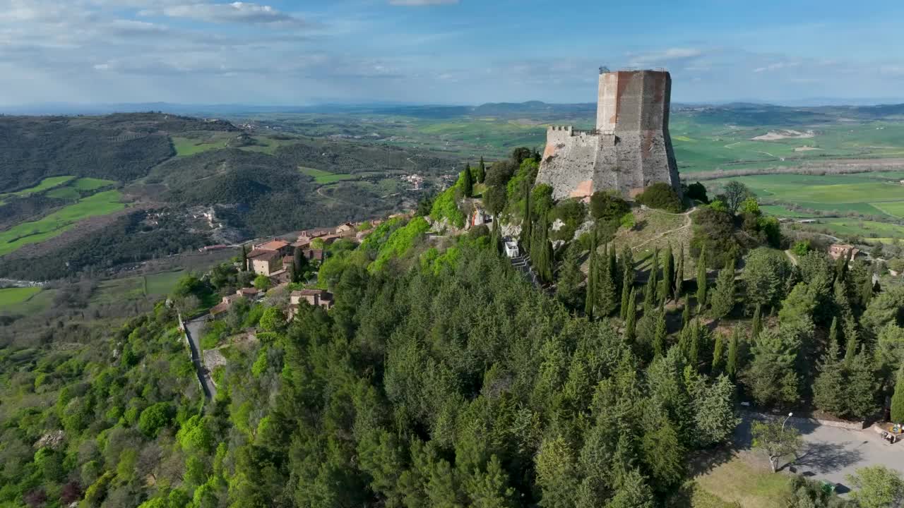Rocca d'Orcia村，俯瞰瓦尔德奥西亚，意大利托斯卡纳视频素材