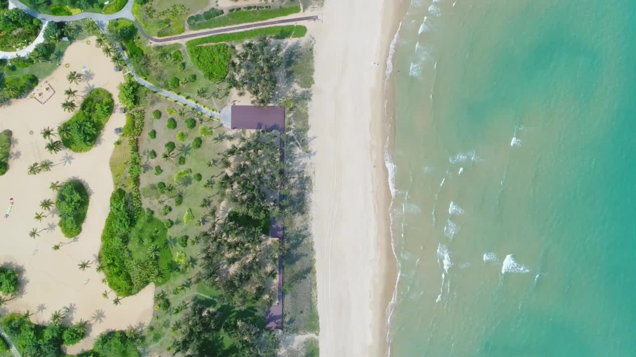 鸟瞰三亚的海岸线，中国视频素材