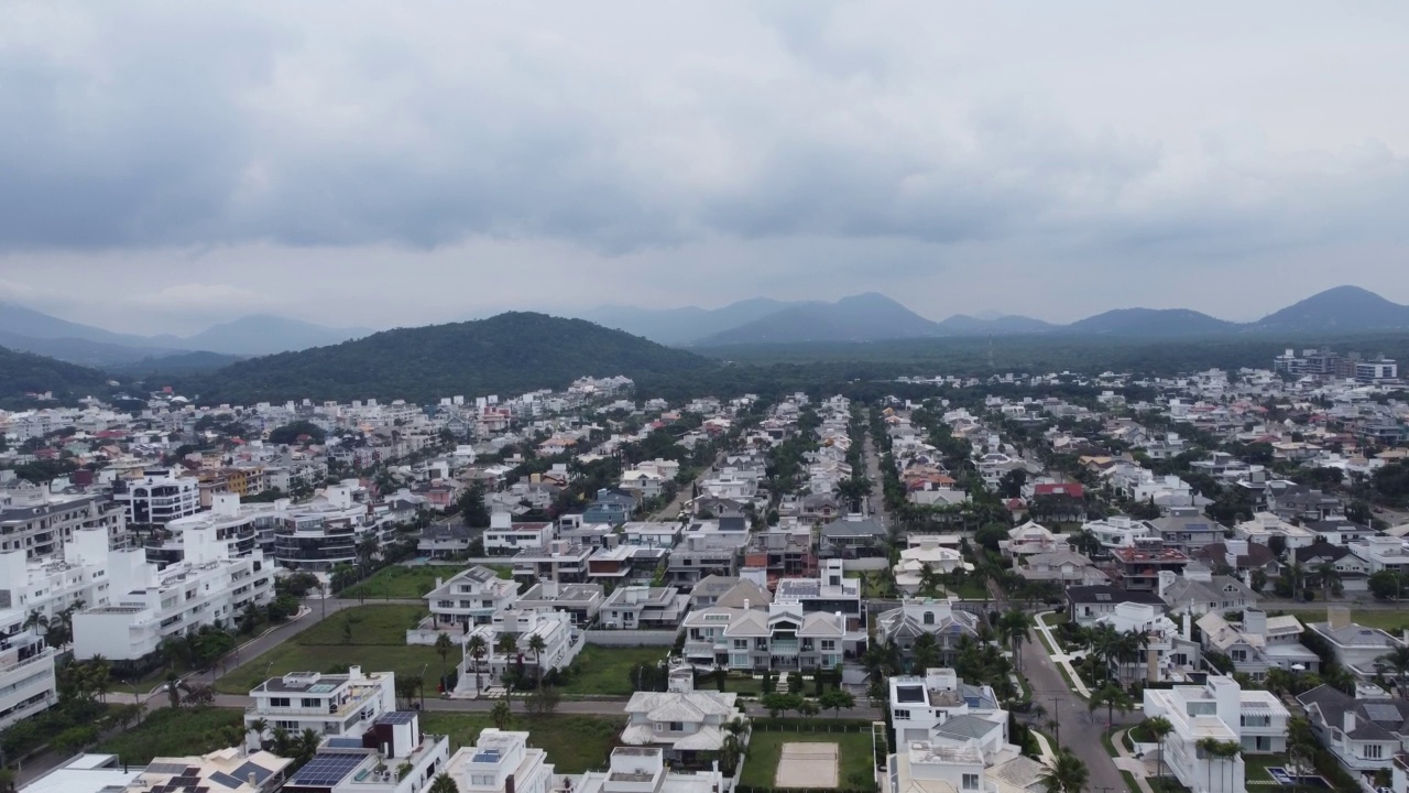 热带海滩和城市的鸟瞰图视频素材