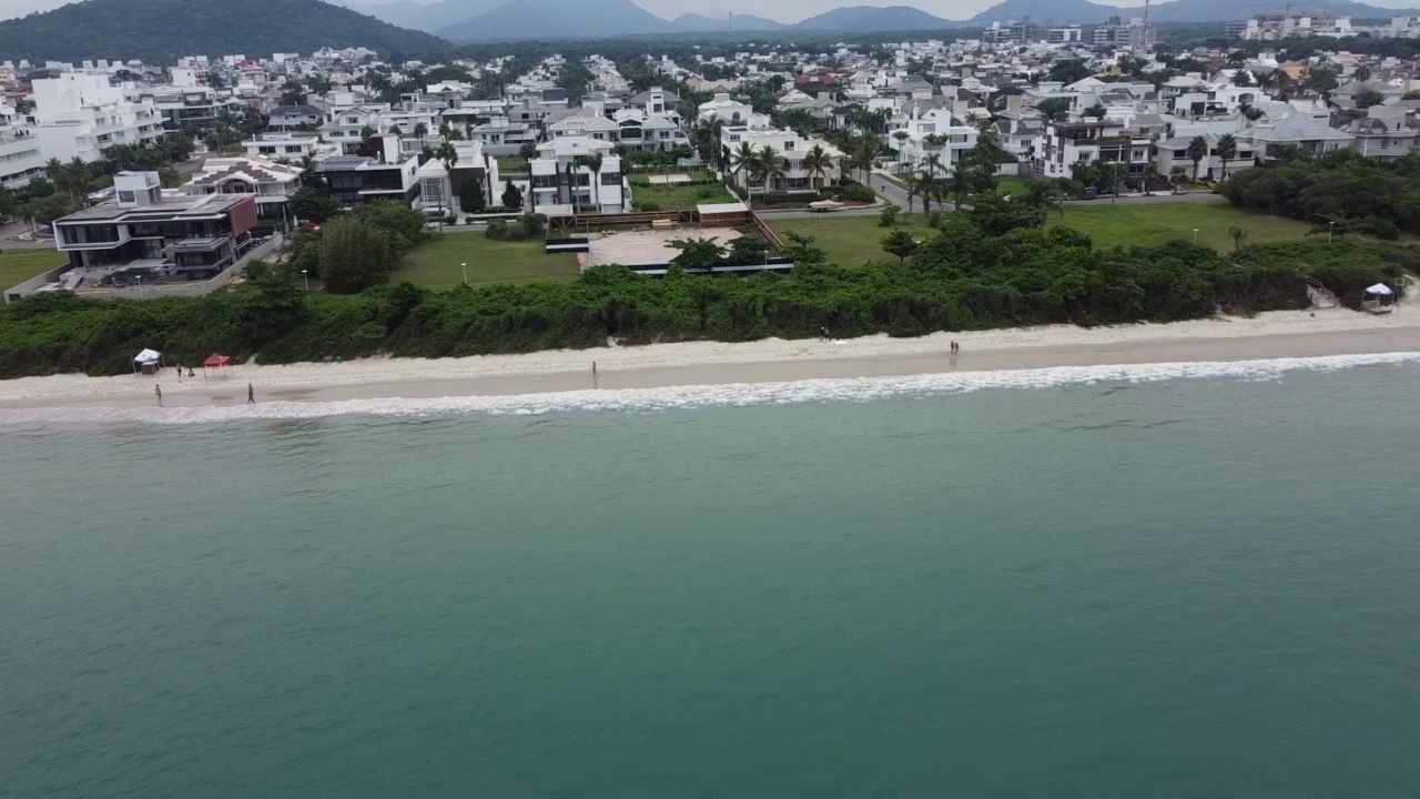 热带海滩和城市的鸟瞰图视频素材