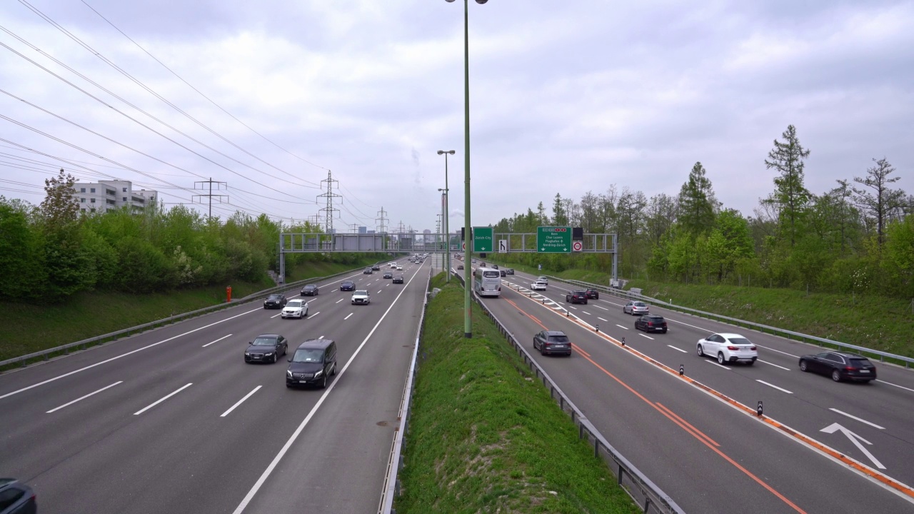 在一个多云的春日，Zürich Wallisellen A1和A4高速公路上交通繁忙。视频素材