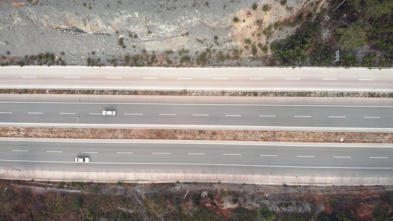 道路多、车辆少的高速公路。夏天的高速公路开车。运输行业。高速公路通过山区与汽车移动迅速视频素材