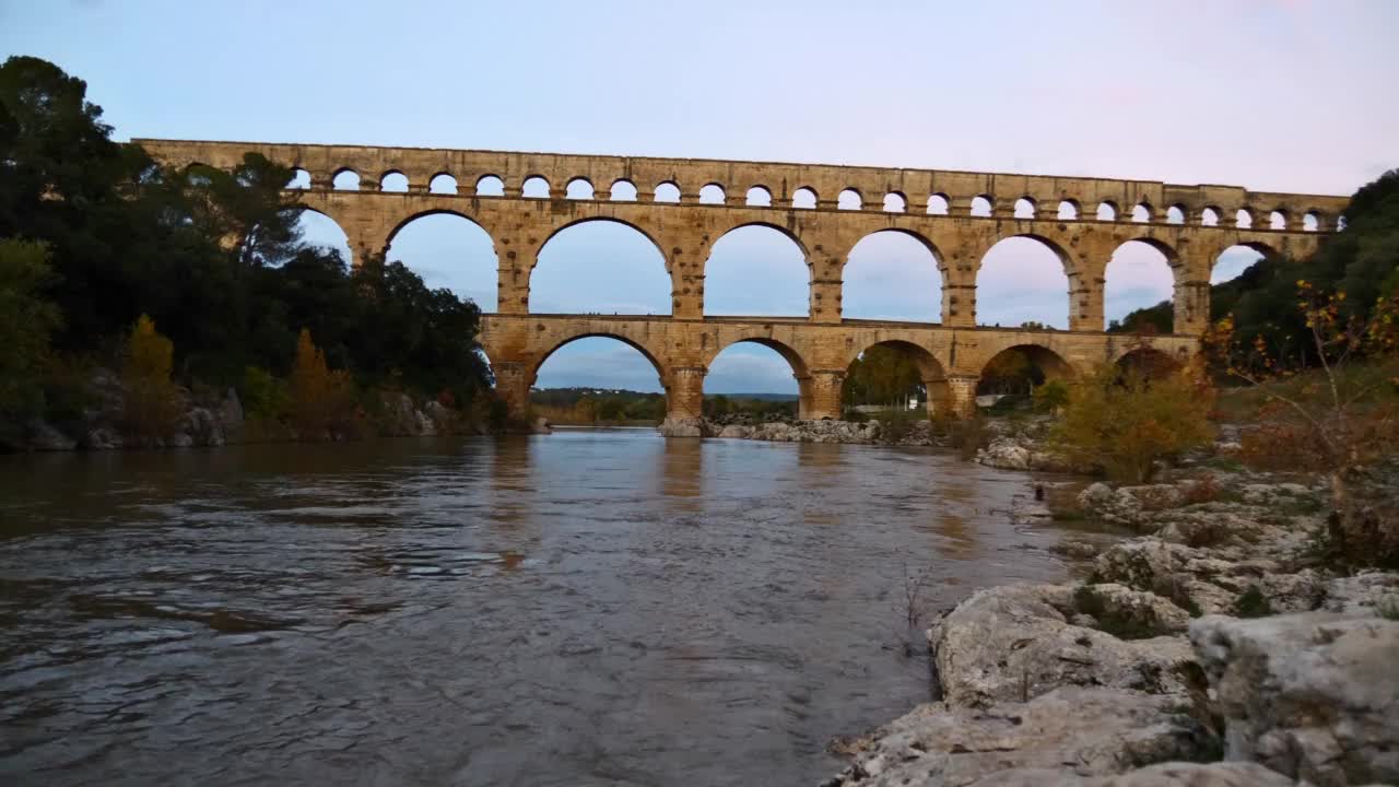 古罗马渡槽加德桥横跨花园河在傍晚附近小镇弗尔-蓬-杜-加德，欧西塔尼，法国。视频素材