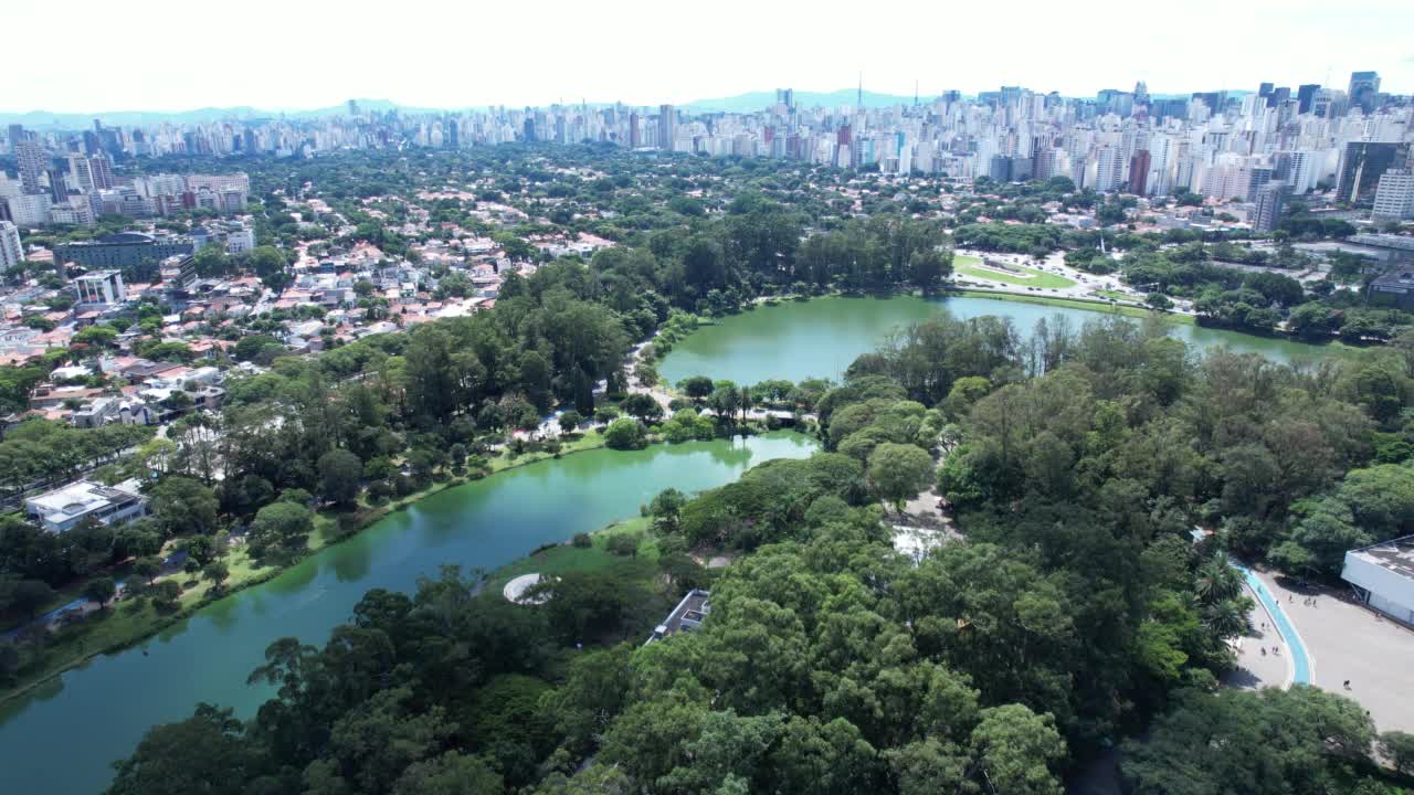 Ibirapuera公园鸟瞰图São Paulo, SP.周围的住宅楼。伊比拉普埃拉公园的湖。视频素材