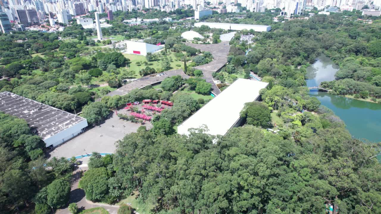 Ibirapuera公园鸟瞰图São Paulo, SP.周围的住宅楼。伊比拉普埃拉公园的湖。视频素材