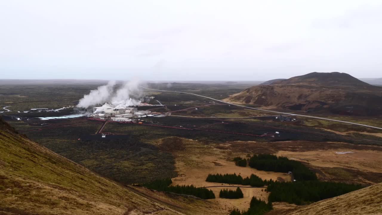 在冰岛雷克雅尼的格林达维克附近，从Þorbjörn山上俯瞰Svartsengi地热发电厂、管道和小针叶林的美丽全景。视频下载