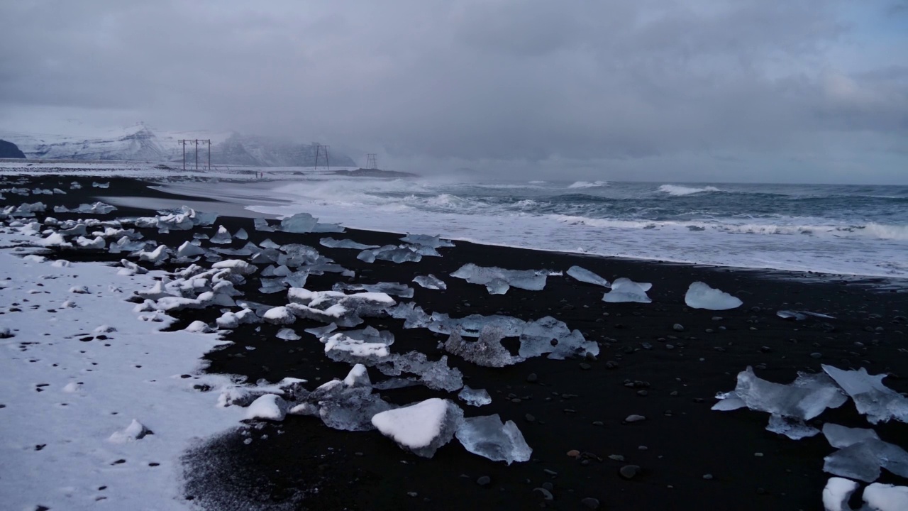 在多云的日子里，在冰岛南部海岸Jökulsárlón和Vatnajökull国家公园的环路附近，粗糙的钻石海滩，黑色的沙子和小冰山的美丽景色。视频素材