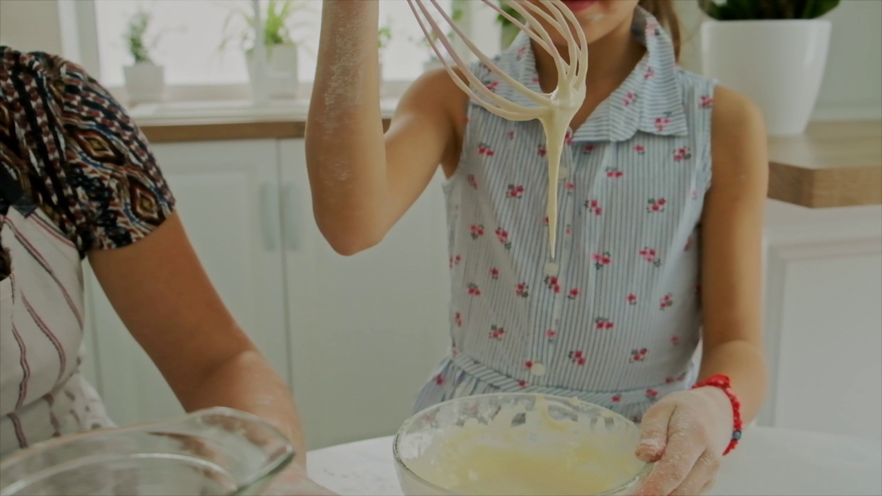 母亲和女儿一起准备面团。有选择性的重点。食物。视频素材