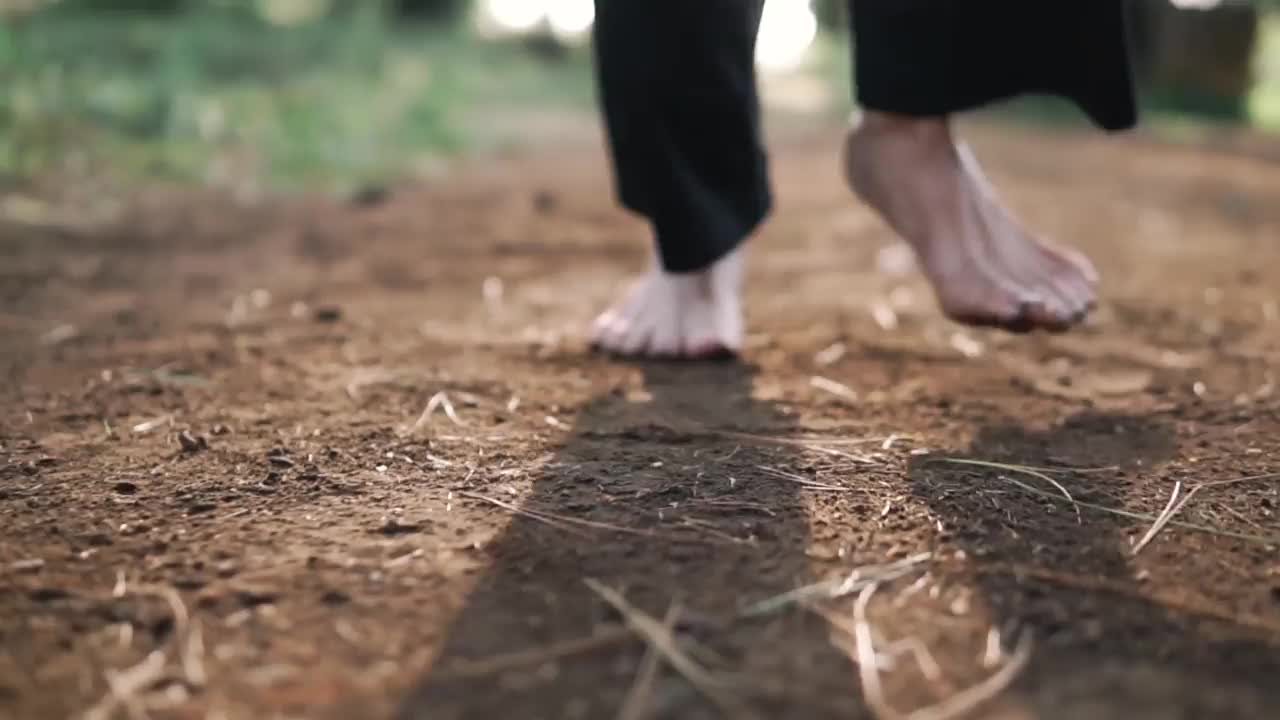 一个亚洲人或战士的脚在走路时，会立即表现出摆姿势。视频素材