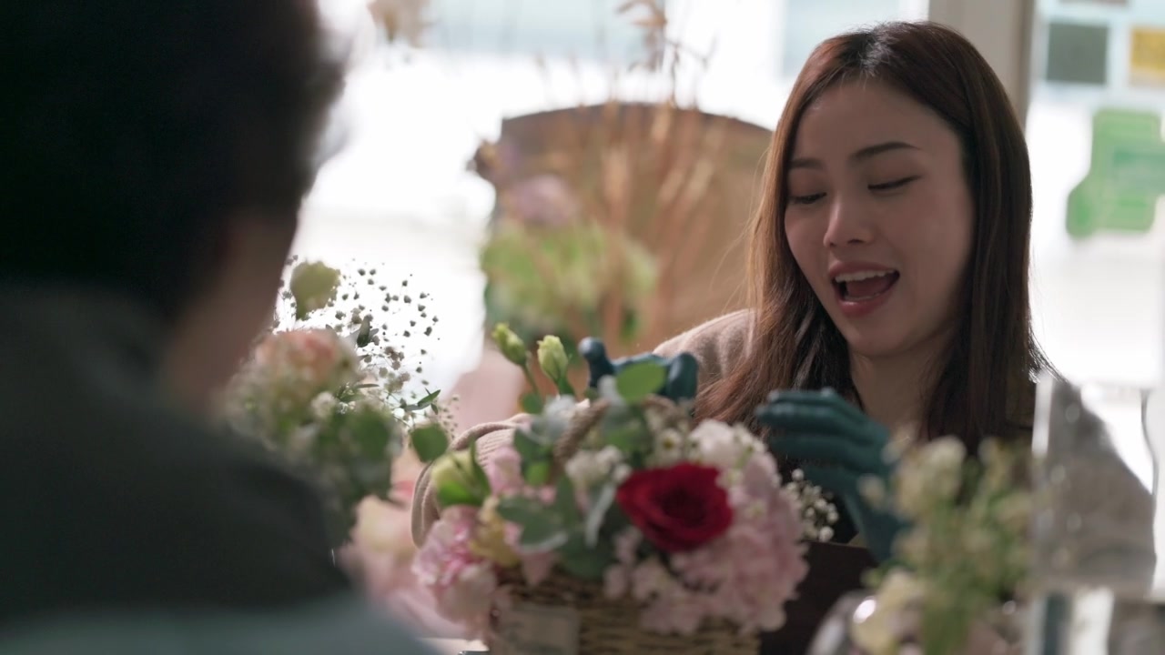 亚洲华人女花商展示插花给她的年长成人学生在她的工作坊班视频素材画面3
