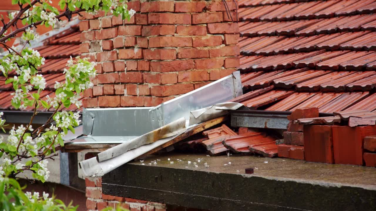 夏雨落在屋顶上视频素材