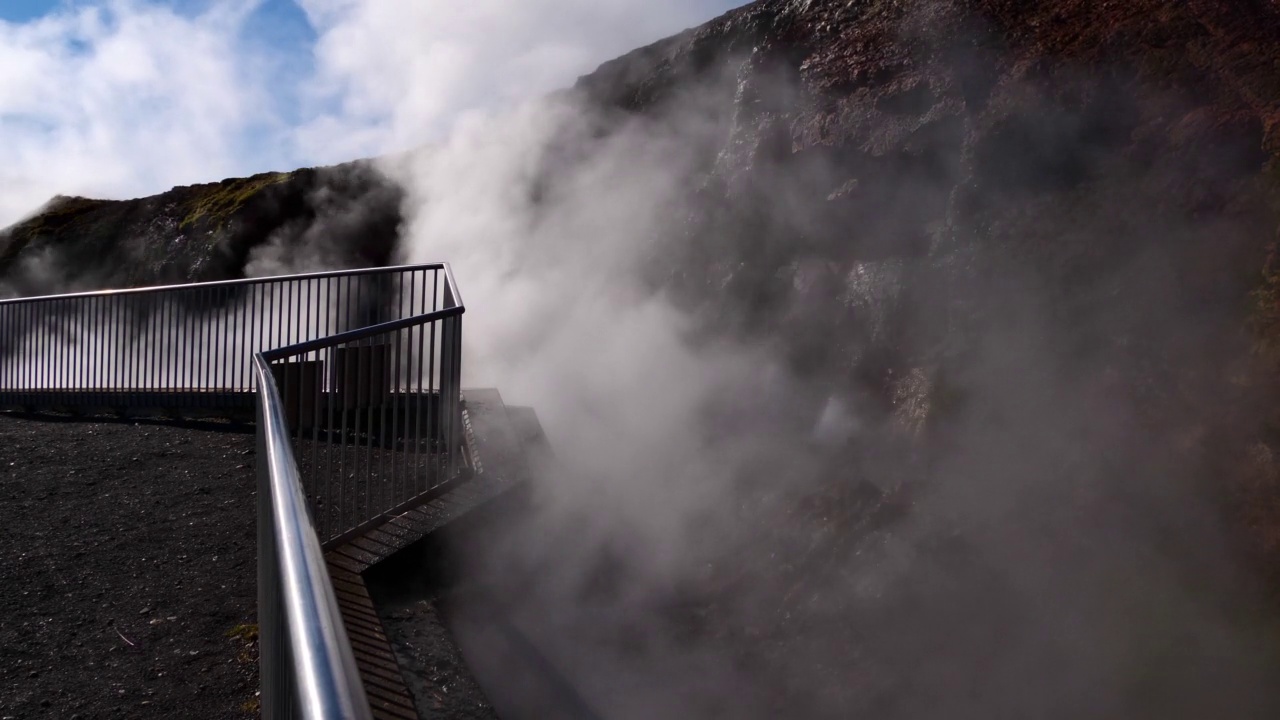 冰岛西部Reykholt的Deildartunguhver温泉，热气蒸腾，是欧洲冬季流量最高的温泉。视频下载