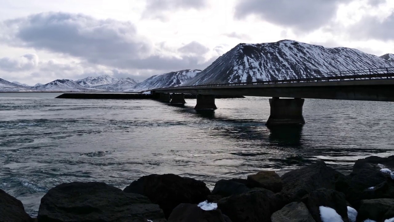 sn æ fellsesvegur公路桥横跨Kolgrafafjörður峡湾在冬季，冰岛西部Snæfellsnes半岛海岸，湍急的水流和崎岖的山脉。视频下载