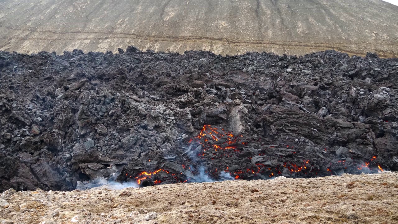 冰岛西南部雷克雅尼半岛Grindavík，在Fagradalsfjall山附近的Geldingadalir山谷火山喷发后炽热的熔岩冷却的特写照片。视频素材