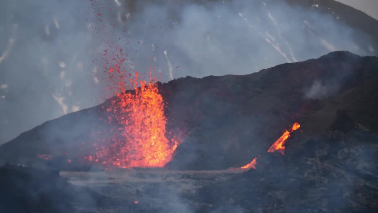 冰岛雷克雅尼半岛Fagradalsfjall山附近的Geldingadalir山谷火山喷发的危险烟雾的特写镜头。视频素材