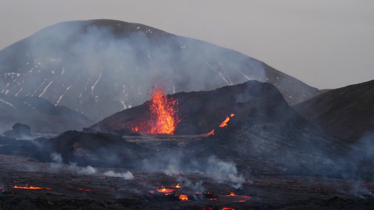 位于冰岛西南部雷克雅尼半岛的Fagradalsfjall附近的Geldingadalir山谷火山喷发，伴有浓烟，雷克雅尼半岛Grindavík。视频下载