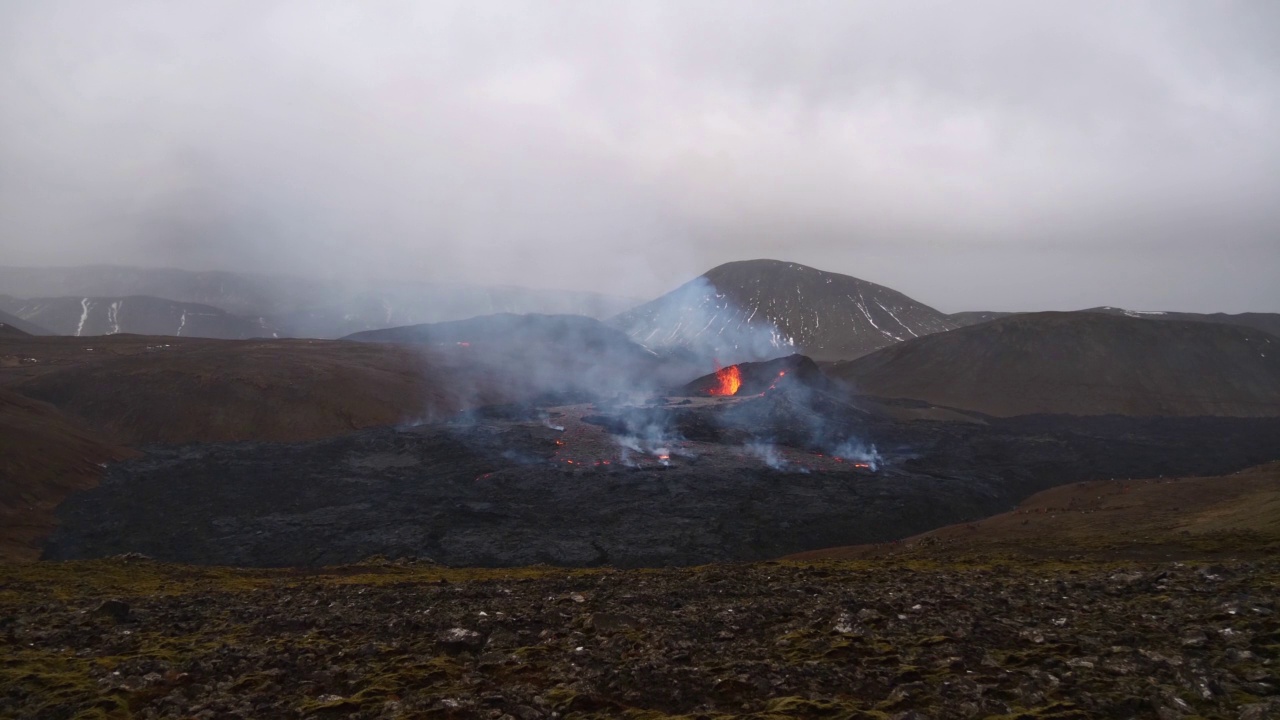 在冰岛西南部雷克雅尼，Grindavík, Fagradalsfjall山附近的Geldingadalir山谷，冒烟的火山喷出的炽热的熔岩和熔岩田。视频素材