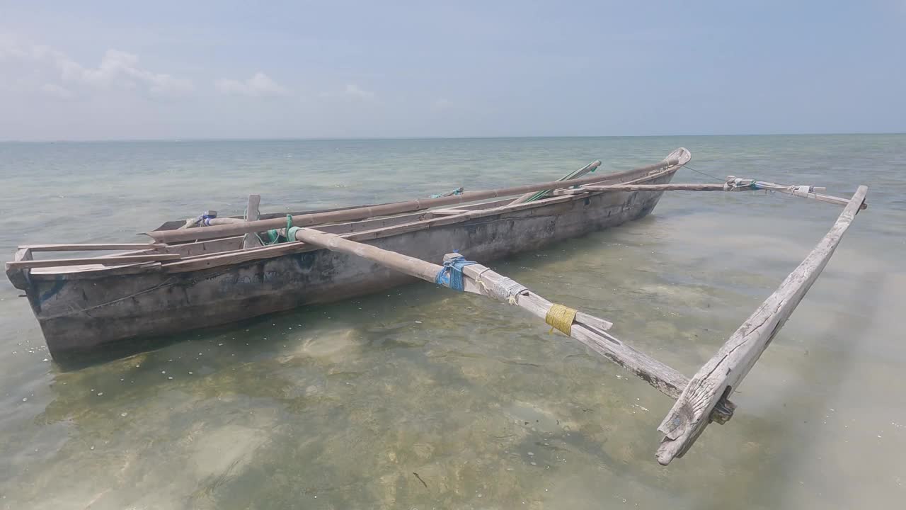 坦桑尼亚桑给巴尔沿海海景——岸边的小船视频素材