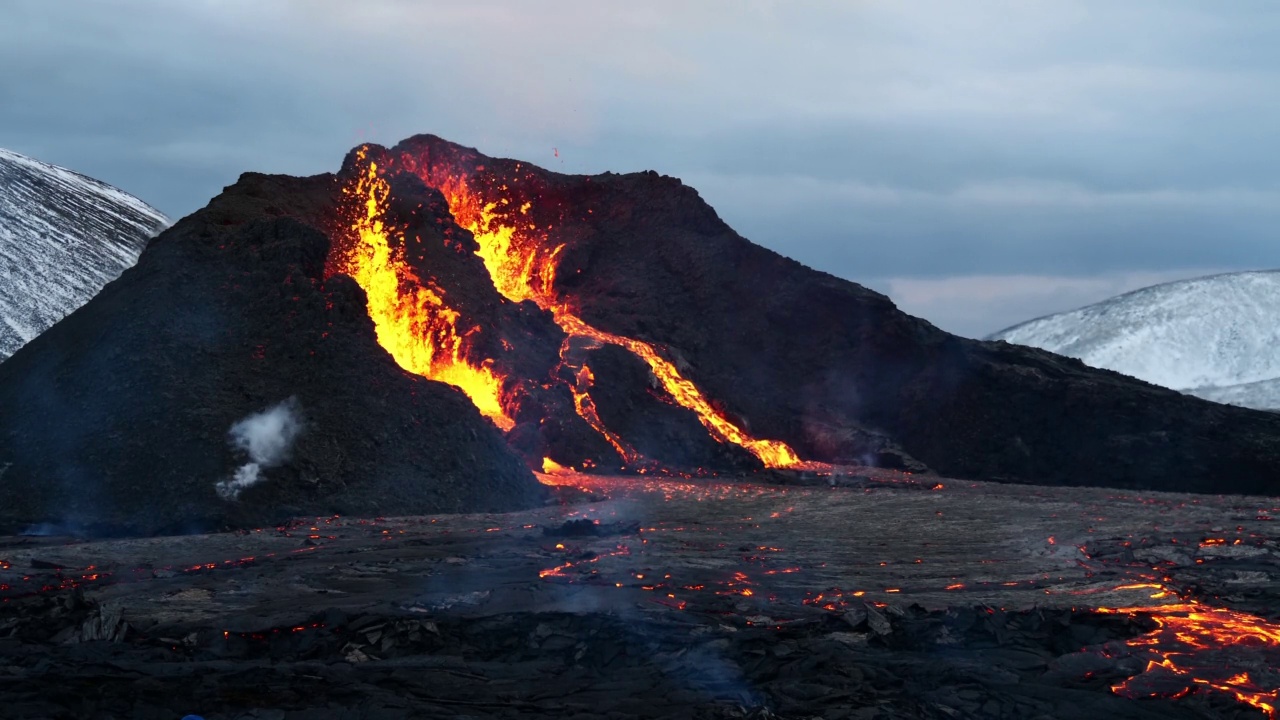 最近喷发的火山，位于冰岛西南部Fagradalsfjall附近的Geldingadalir山谷，Grindavík，晚上熔岩喷出，流动和烟雾。视频素材